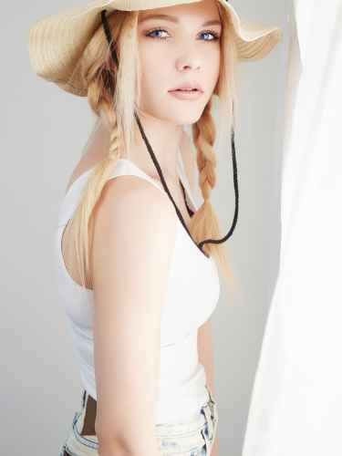 cowgirl hairstyles with hat